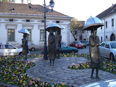 obuda_umbrella_women_statues